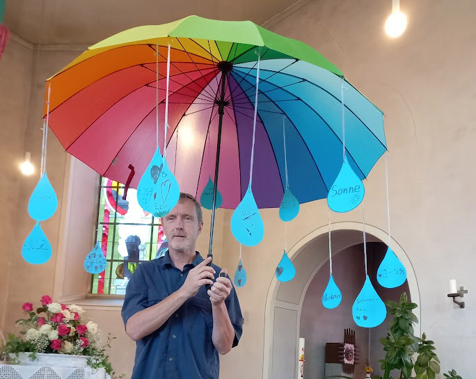 Praktisch auch symbolische Bedeutung hatte ein groer Regenschirm, den Ralf Priebe von den Schlerinnen und Schlern der Schellenberg-Grundschule erhielt. Gute Wnsche und Empfehlungen fr Priebes knftigen Ruhestand hatten die Kinder auf kleine Zettel notiert und an den Schirm geheftet. Fotos: Willi Simon