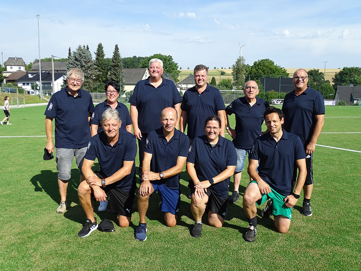 Bestens betreut werden die Acht- bis Zwlfjhrigen beim Ferien-Camp von (hinten v.l.) Wolfgang Hrter, Susanne Bayer, Ralf Keilhauer, Marco Schtz, Willi Simon, Pete Stanger, (vorne v.l.) Jrg Mockenhaupt, Mike Rumpel, Jennifer Horn, Stefan Zart. Fotos: Willi Simon