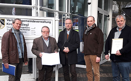 Krzlich hat die BI Wildenburger Land das neue Artenschutzgutachten an den Kreis Altenkirchen, die Verbandsgemeinde Kirchen und die Ortsgemeinde Friesenhagen berreicht. Das Foto zeigt von links: Christoph Gehrke (Sprecher der BI), Christoph Buchen (Autor des Gutachtens), Udo Otterbach (Sprecher der BI), Horst Braun (Autor des Gutachtens) und Norbert Klaes, Ortsbrgermeister Friesenhagen. Foto: BI Wildenburger Land