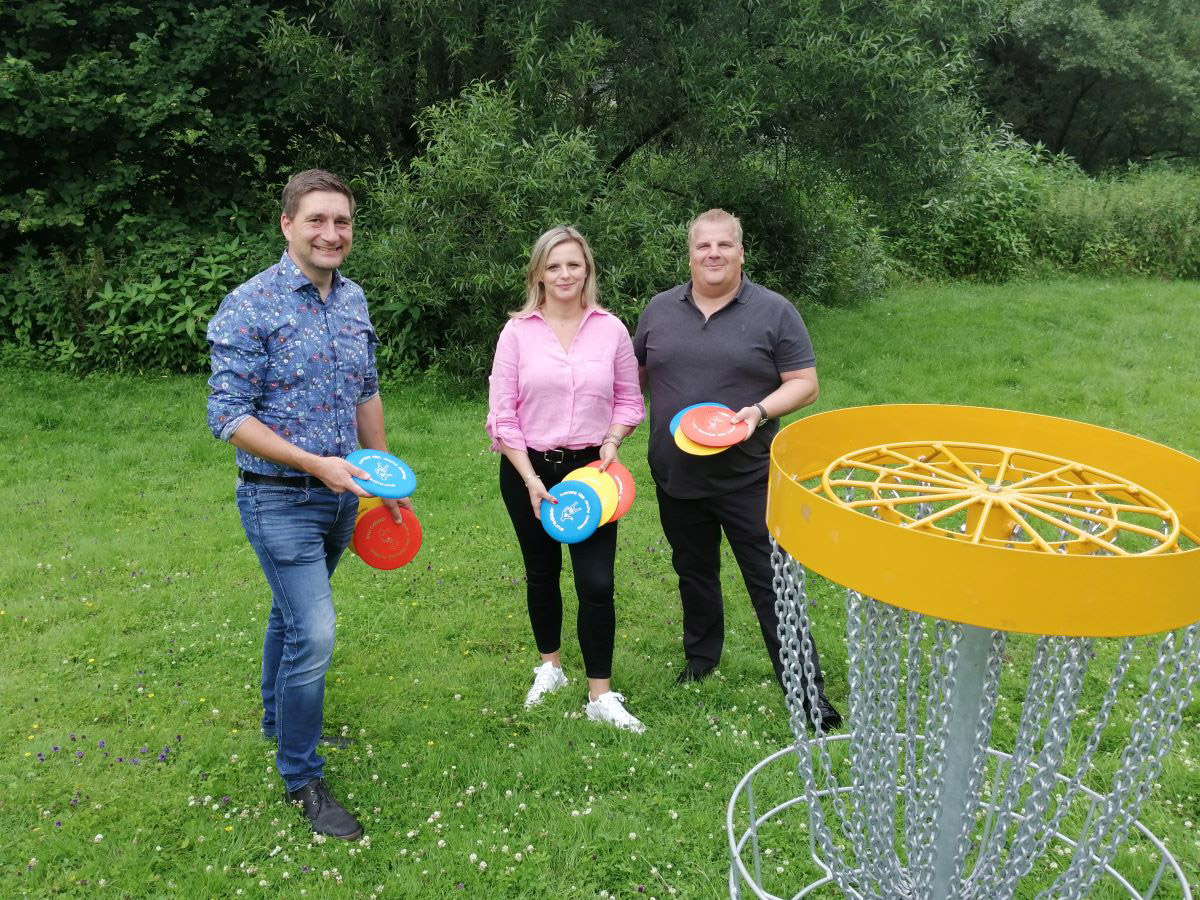 Das Runde muss in das Runde (von links): Stadtbrgermeister Matthias Gibhardt sowie Luiza und Thomas Schneider freuten sich, dass nun auch Disc-Golf in Altenkirchen gespielt werden kann. (Foto: vh)