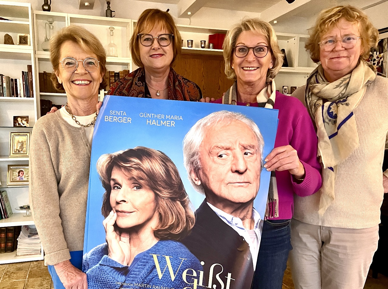 Damen des IWC Neuwied-Andernach bei der Prsentation des Filmplakats. (Foto: privat)
