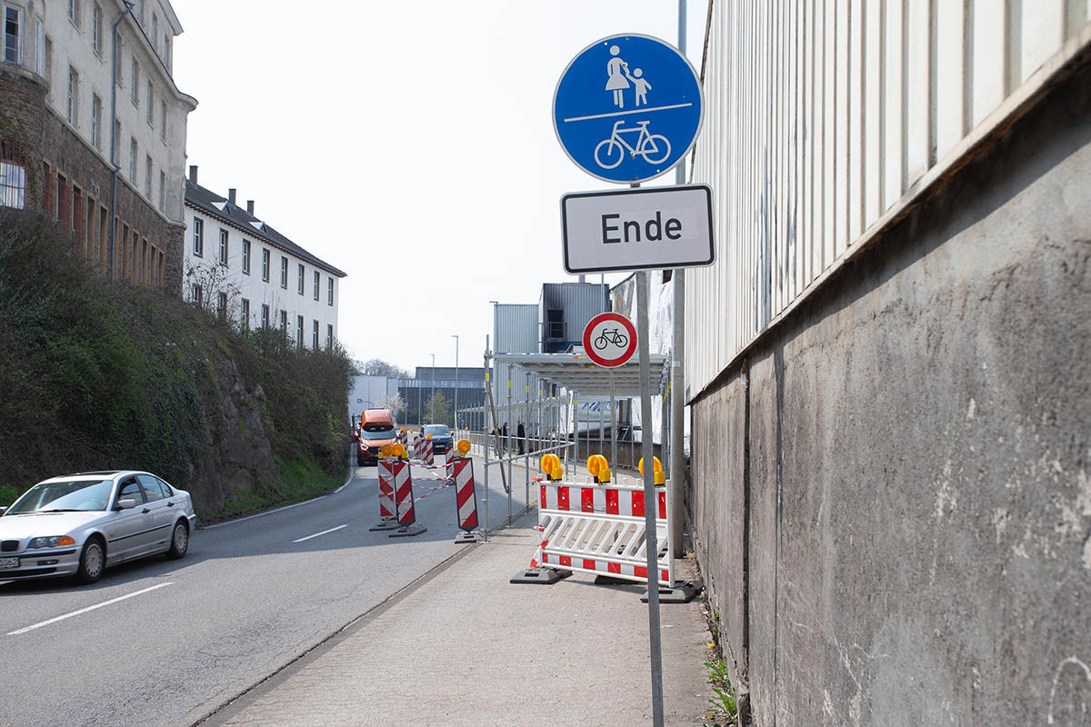 Die Sperrschilder werden vielfach ignoriert. Fotos: Eckhard Schwabe