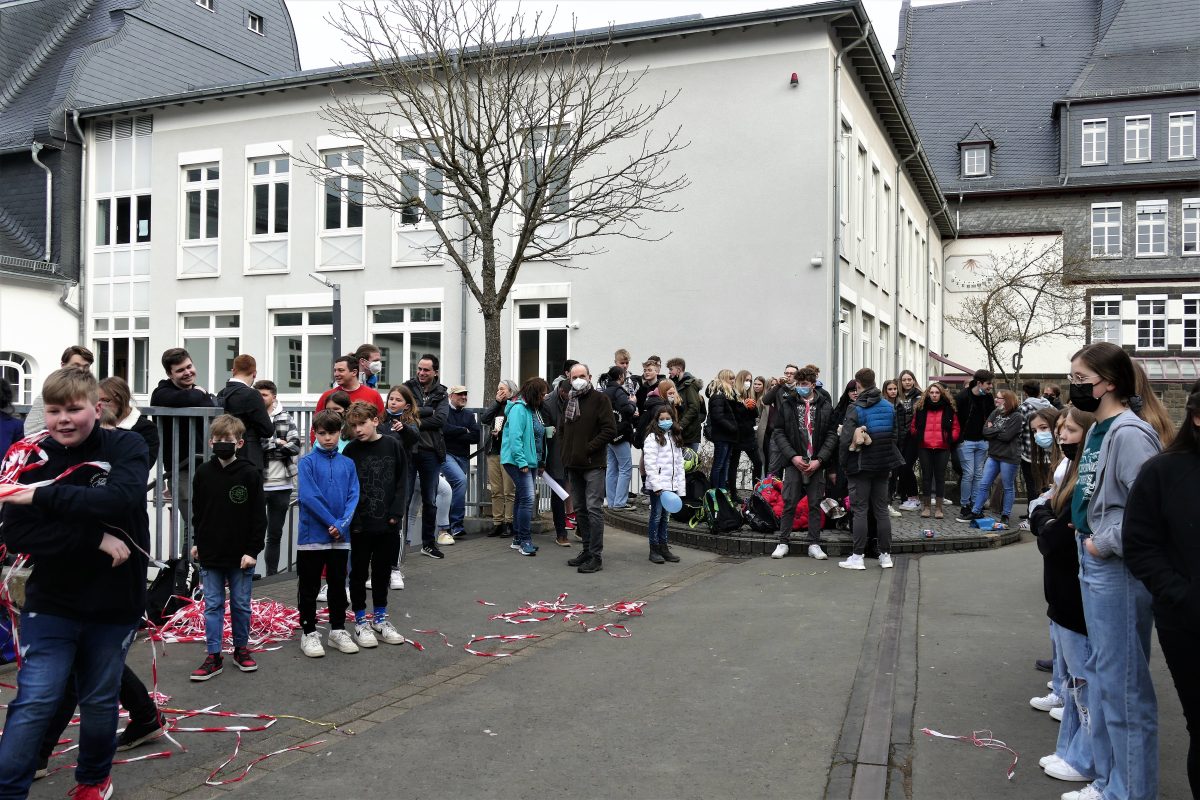"Abi.Tour@ jeder Punkt kostet Nerven"  unter diesem Motto verabschiedeten sich die Abiturienten nach den abgelegten mndlichen Prfungen mit einem Abisturm von der Schulgemeinschaft der IGS Betzdorf-Kirchen. (Fotos: ma)