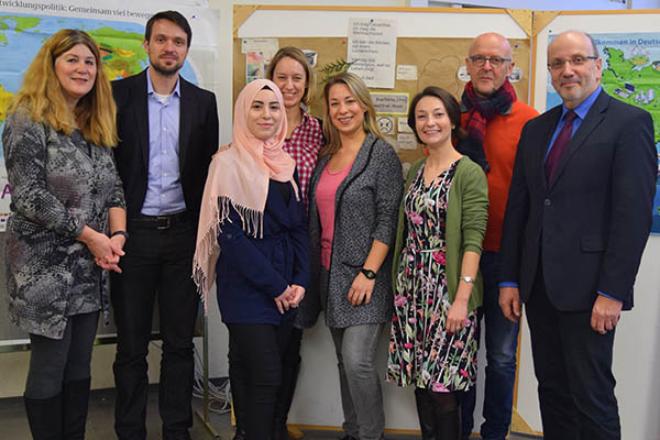 Von rechts nach links: Schulleiter Axel Lischewski, Abteilungsleiter Elmar Kanschik, Christina Andronache, Katja Schick, Stefanie Hackner, Sarah Mourtada, Dr. Martin Correll und Andrea Oosterdyk. Foto: Kreisverwaltung