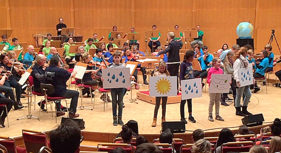 Durch kleine Mitmachaktionen wurden die Schlerinnen und Schler aktiv an die Musik herangefhrt. (Foto: Schule)