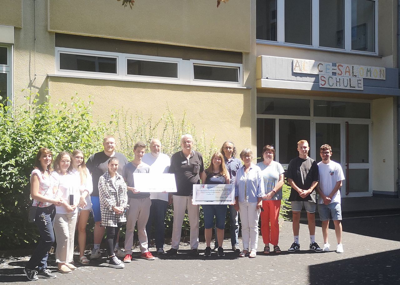 Spendenbergabe zugunsten krebserkrankter Geflchteter. Foto: Alice-Salomon-Schule