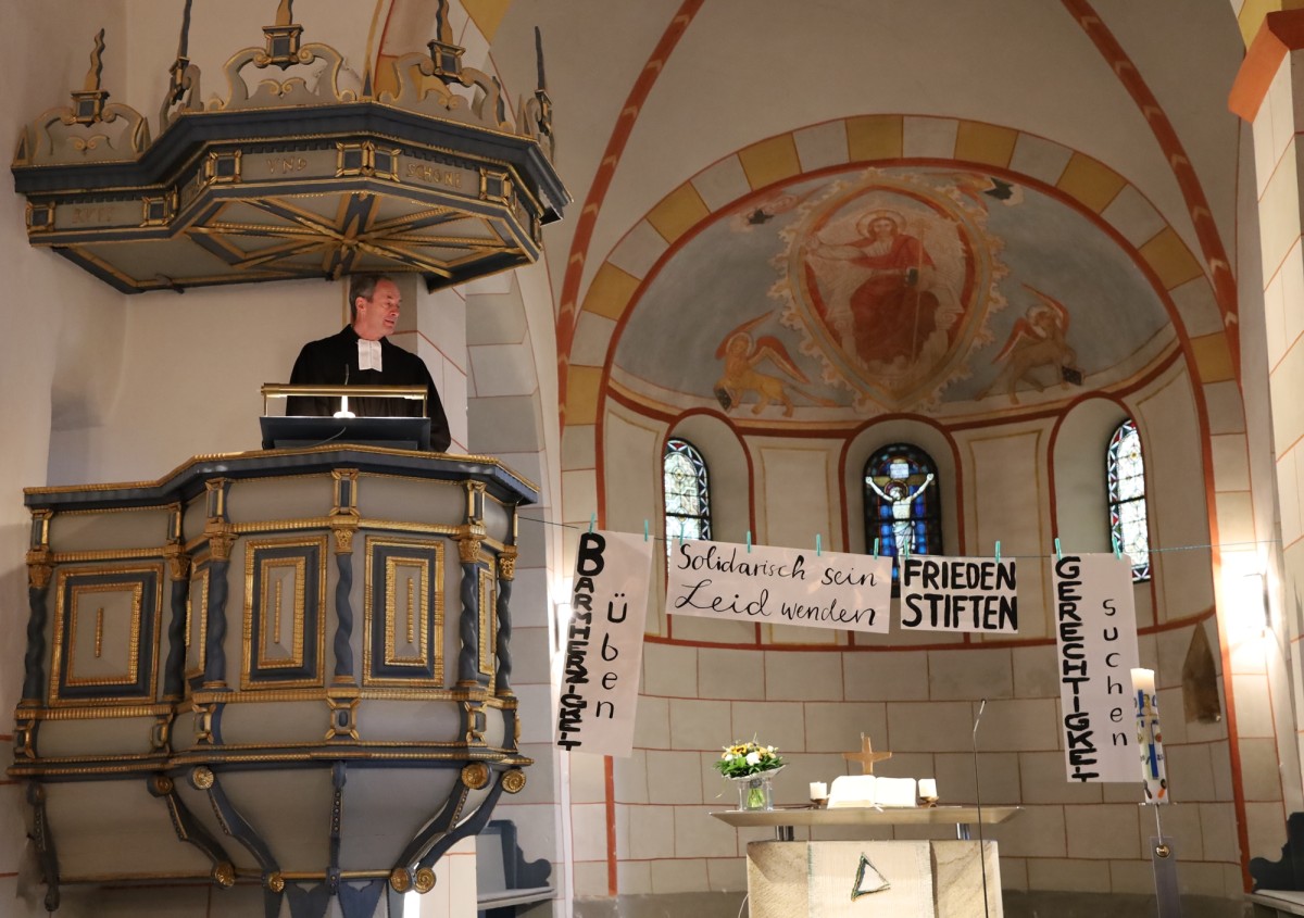 Flüchtlingspfarrer Uwe Rau rief zu mehr gesellschaftlichem Engagement und Mitmenschlichkeit auf. (Fotos: Sabine Hammann-Gonschorek)