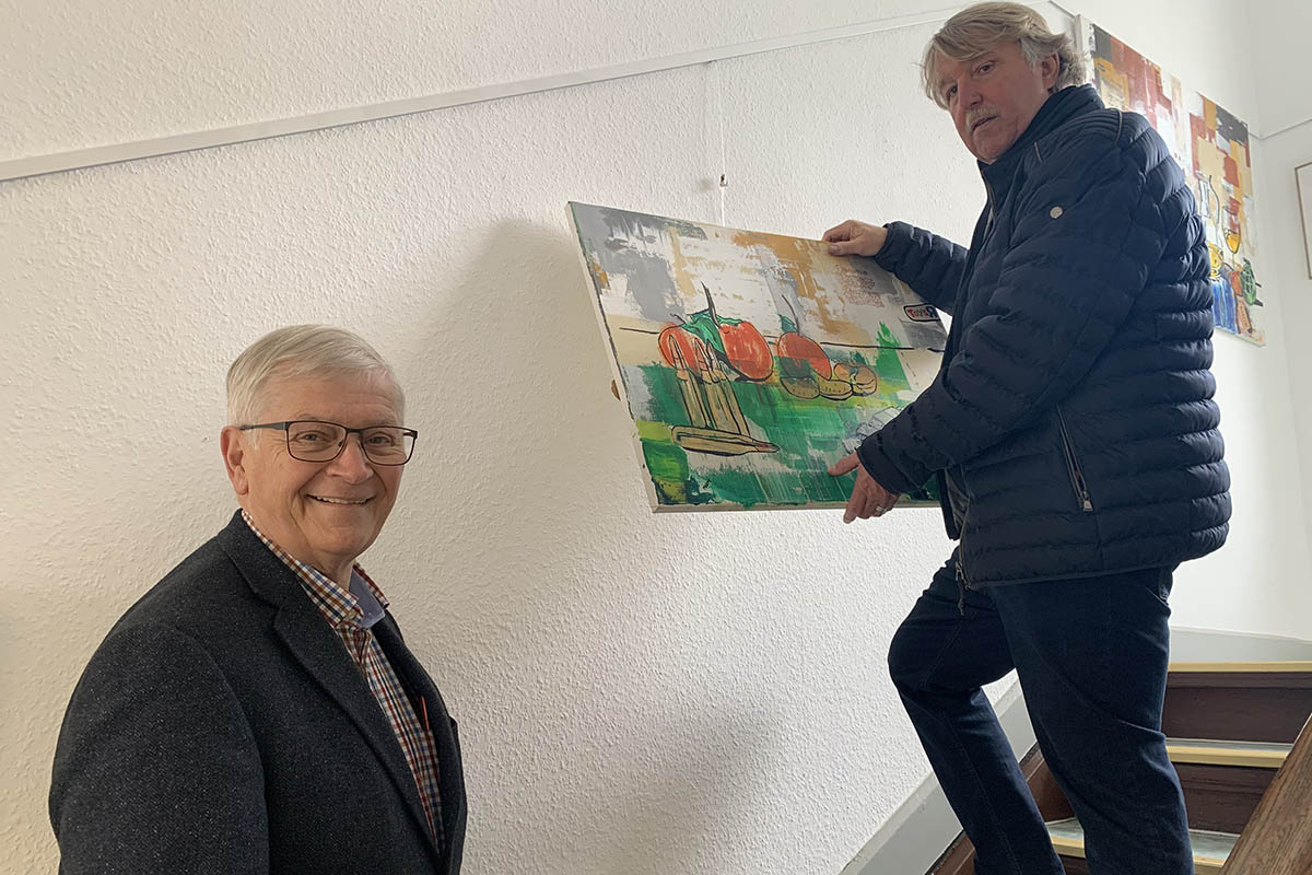 Stadtbrgermeister Gerhard Hausen freut sich ber die Aufwertung der Treppenhaus-Galerie im historischen Rathaus Unkel. Foto: Kulturstadt Unkel / Thomas Herschbach