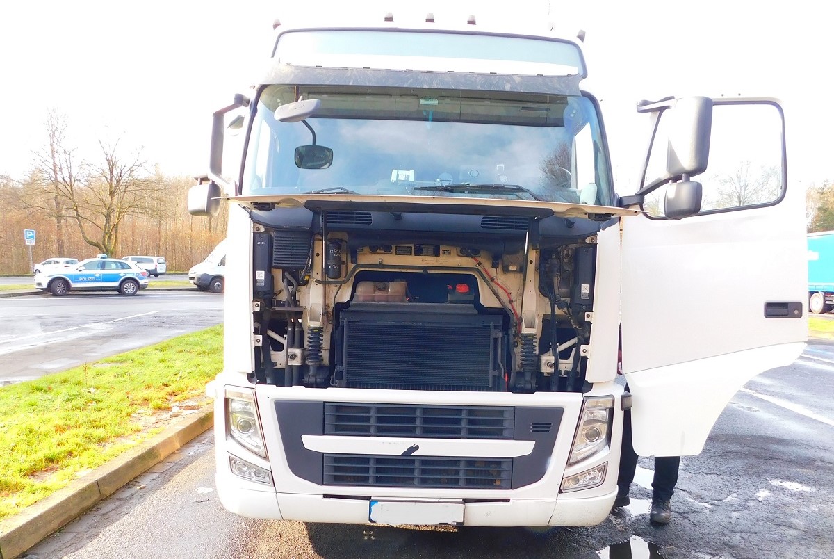 Die kontrollierte Sattelzugmaschine. (Fotos: Verkehrsdirektion Koblenz)