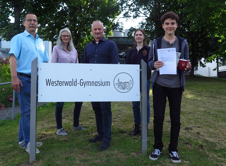 Von rechts: Elhej Amari, seine Gastfamilienschwester Johanna Krmer, Torsten Lhr, Vorsitzender des Frdervereins, MSS-Leiterin Jana Beneke und Schulleiter Heiko Schnare. (Foto: Schule)