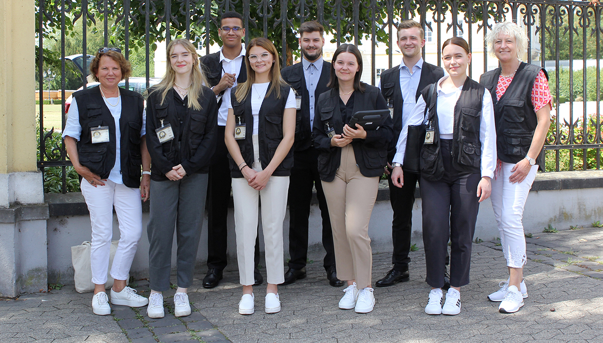 Ausbildungsleiterin Rita Gonschior (von links) mit den Azubis Sara Husein, Brandon-Conner Rekic, Noa Thaller, Leotrim Rusinovci, Gina Suckau, Max Arend und Melanie Peters sowie Jutta Damen vom Personalmanagement. (Foto: Sparkasse Neuwied)