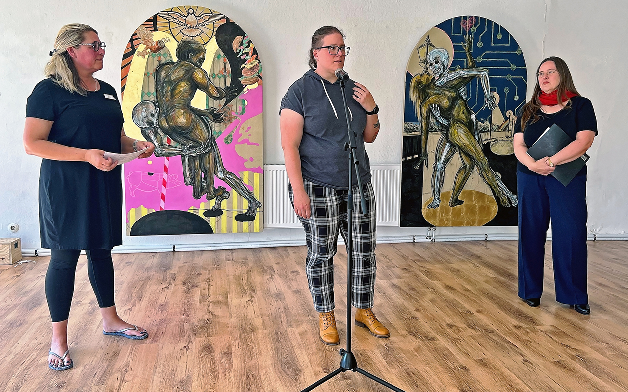 Von links: Sandra Irsch, Desire Wickler und Elvira Mienert bei der Ausstellungserffnung. (Foto: Ines Langs)
