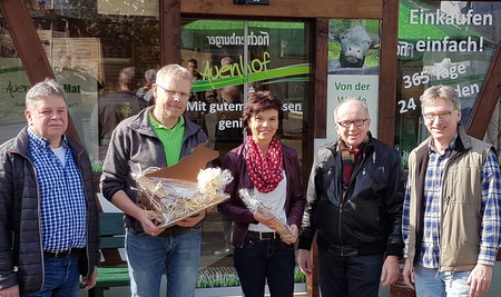 Zur offiziellen Erffnung des Auenhof-O-Mat in Seifen kamen zahlreiche Gratulanten und Wissbegierige. Unser Foto zeigt (von links) Ortsbrgermeister Martin Weingarten, Landwirtschaftsmeister Axel Walterschen mit Ehefrau Petra, Beigeordneter Rolf Schmidt-Markoski und Dirk Fischer von der Flammersfelder Leistungsgemeinschaft. (Foto: privat)