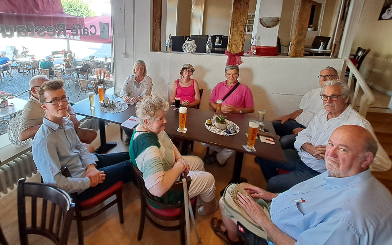 Die Mitglieder der Linzer AWO und weitere Interessierte diskutieren ber das Thema Kinderarmut. (Foto: AWO Linz)
