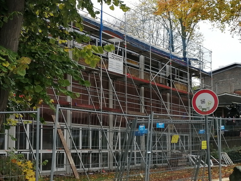 Baustelle Aula: Komplett eingerstet ist dieses Gebude im Altenkirchener Schulzentrum, das unter anderem ein neues Dach verpasst bekommt. (Foto: hak)