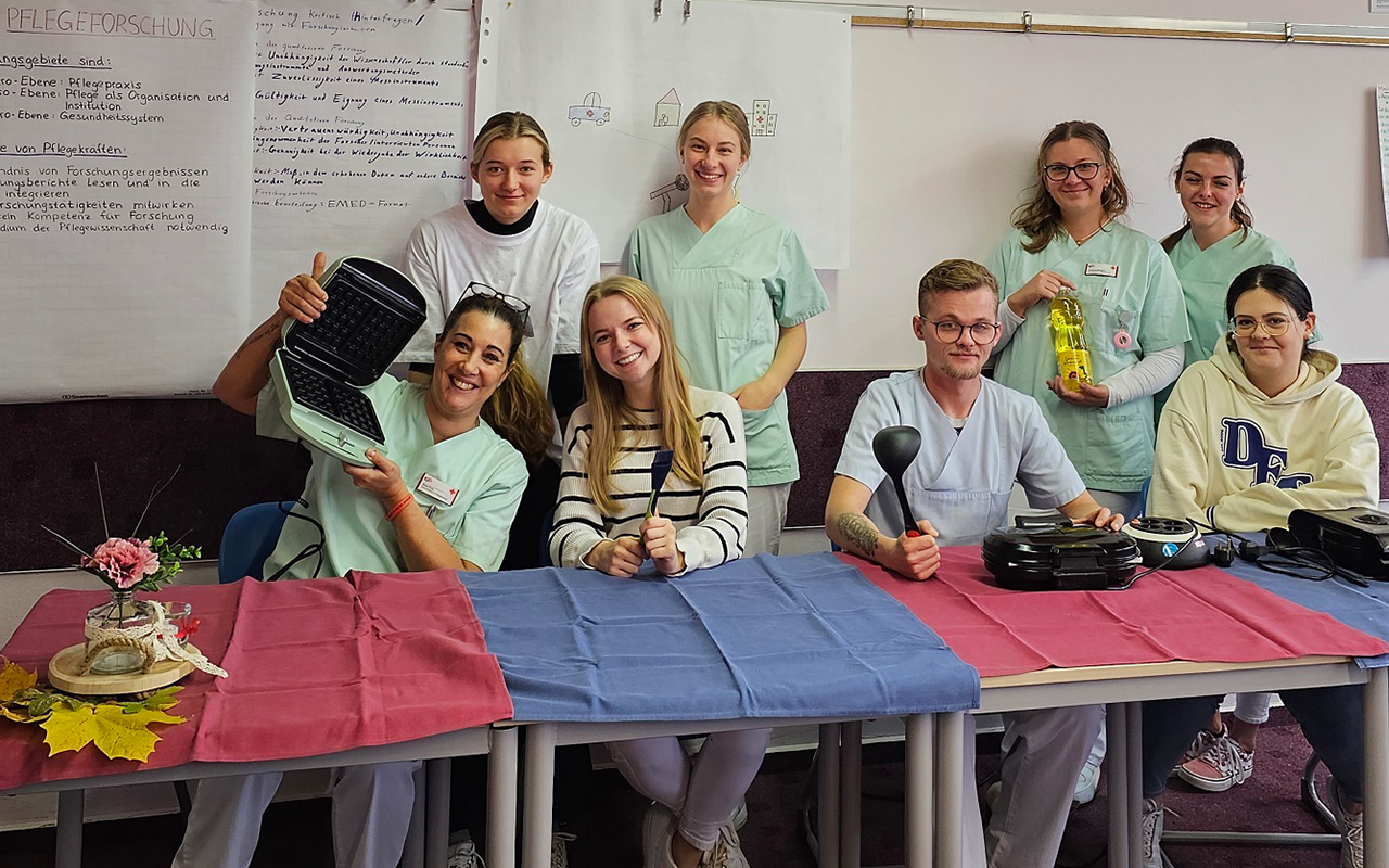 Lehrkrfte und Auszubildende (Foto) des Oberkurses informierten die Besucher ber das Ausbildungsangebot. (Foto: DRK Bildungszentrum fr Gesundheitsberufe)