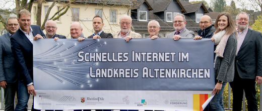 Die Vertreter von Kreis und Ortsgemeinden freuen sich ber das schnelle Internet in der Verbandsgemeinde Wissen. (Foto: Kreisverwaltung Altenkirchen) 