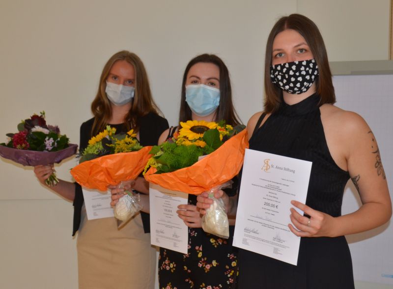 Von der Anna-Stiftung wurden ausgezeichnet: Fr das beste Examen Lorena Knebel mit 300 Euro, fr den besten Praxisordner Laura Rpel mit 200 Euro und Martina Mohr mit 100 Euro fr die geringsten Fehlzeiten. Fotos: privat