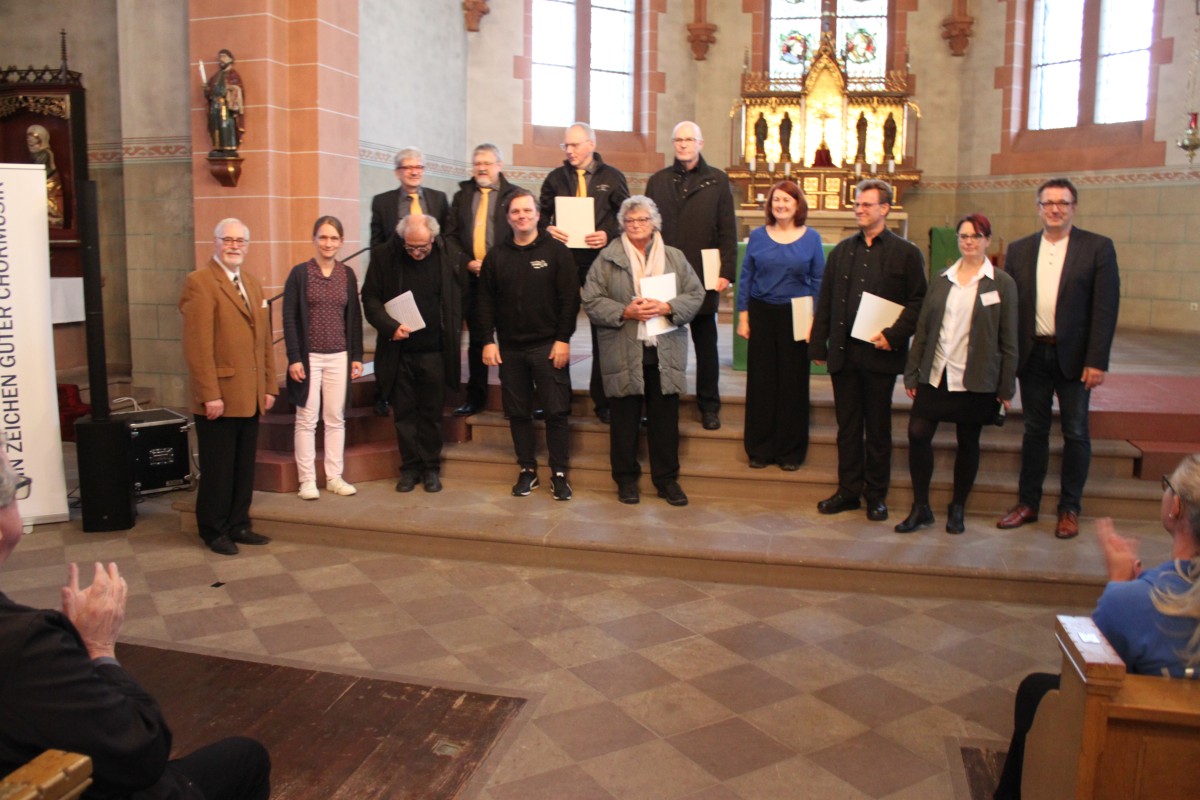 Die ausgezeichneten Chre des Candoro-Festivals 2024: Der MGV Lyra Wehlen, die Kleine Harmonie Oppenheim, die Voices Rdersheim mit Prsidiumsmitgliedern des Chorverbands Rheinland-Pfalz (Foto: Presse/CV RLP)