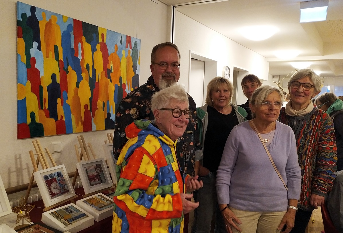 Die Vorsitzende des Kunstvereins Montabaur, Christa Stendebach (links), freute sich, dass der Verein Gelegenheit hatte, unter anderem die Arbeiten von Thekla Greiner, Maria Zhlke, Sandra Illenseer, Edith Rter und Dietmar Herlan (von rechts) prsentieren zu knnen. (Foto: Eberth)