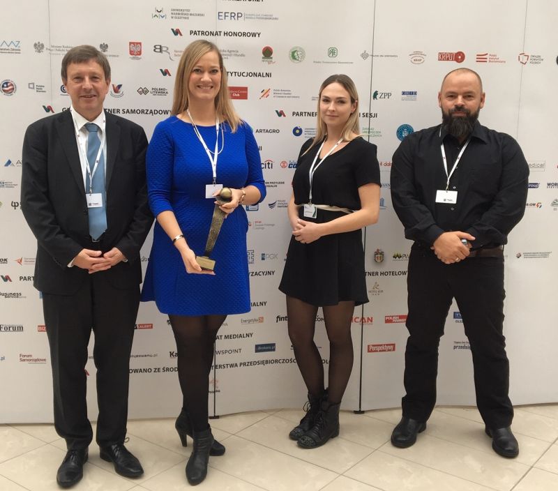 In Polen nahm Jasmin Lang, stellvertretende Vertriebsleiterin der EWM AG (2. v. l.), den Competitiveness Leader Award 2019 entgege. Innendienstmitarbeiterin Dominika Raczynska (2. v. r.), Serviceleiter Marcin Sikorski (rechts, beide EWM-Standort Polen) sowie Jrgen Tiedje (links), Leiter der European Comission, freuten sich mit. Foto: EWM