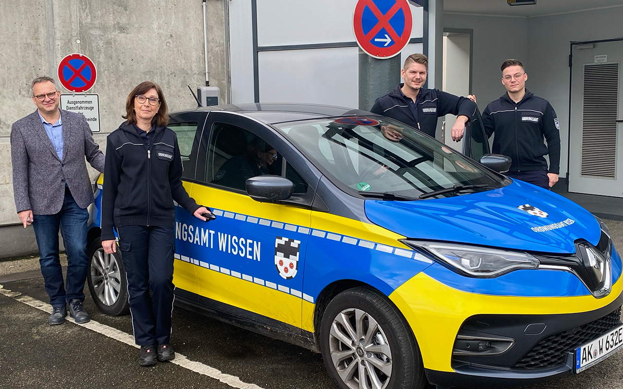 E-AutoOrdnamt: Mit dem neuen aufflligen E-Auto ist das Wissener Ordnungsamt jetzt fr die Sicherheit in der Verbandsgemeinde unterwegs. Von links: Brgermeister Berno Neuhoff mit Katrin Wolf, Michael Heinze und Lukas Filemon (Ordnungsamt). (Foto: KathaBe) 
