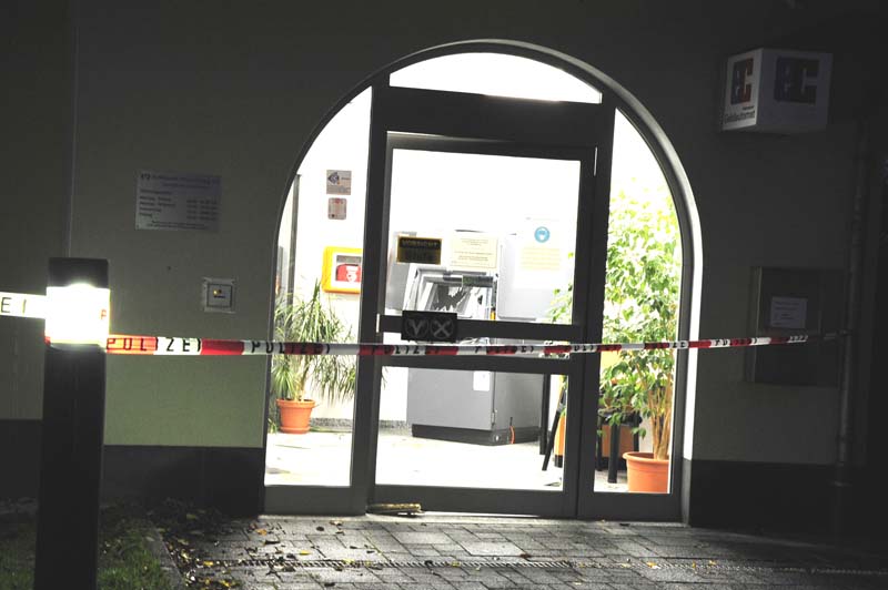 Unbekannte haben in Eichelhardt einen Geldautomaten gesprengt. (Fotos: kk)