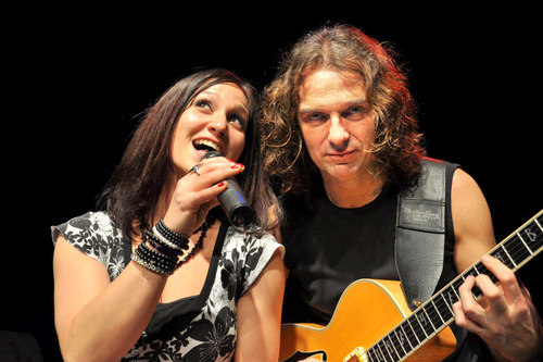 Gitarrist Peter Autschbach und Sngerin Samira Saygili im Kulturwerk 