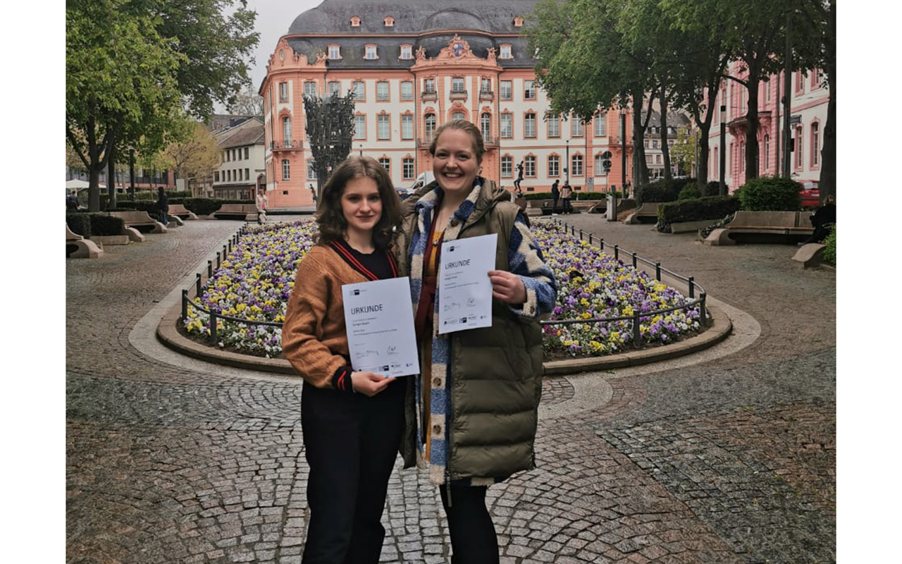 Die beiden Auszubildenden Stefanie Berg und Katharina Clemens (Foto: HTZ Neuwied)