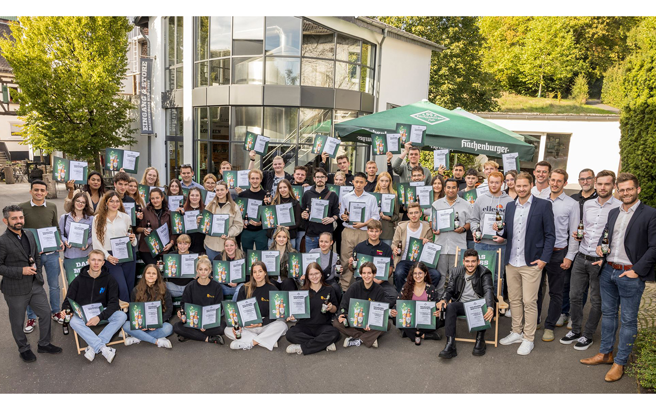 Stolz prsentierten die Auszubildenden Ihre Urkunden nach dem Azubitag fr Gastronomie und Handel in der Westerwald-Brauerei.(Foto: Westerwald-Brauerei)