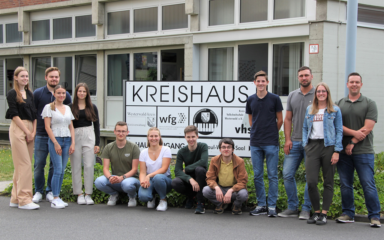 Von links Charline Hoffmann, Philipp Spitzley, Julia Griebling, Maya Kohlenbeck, Maurice Schuster, Isabell Fleischer, Jan Hebgen, Sebastian Setzer, Lennart Kohlenbeck, Maximilian Asbach, Maria Metz und Nico Jex (Foto: Kreisverwaltung/Corinna Pfeiffer)
