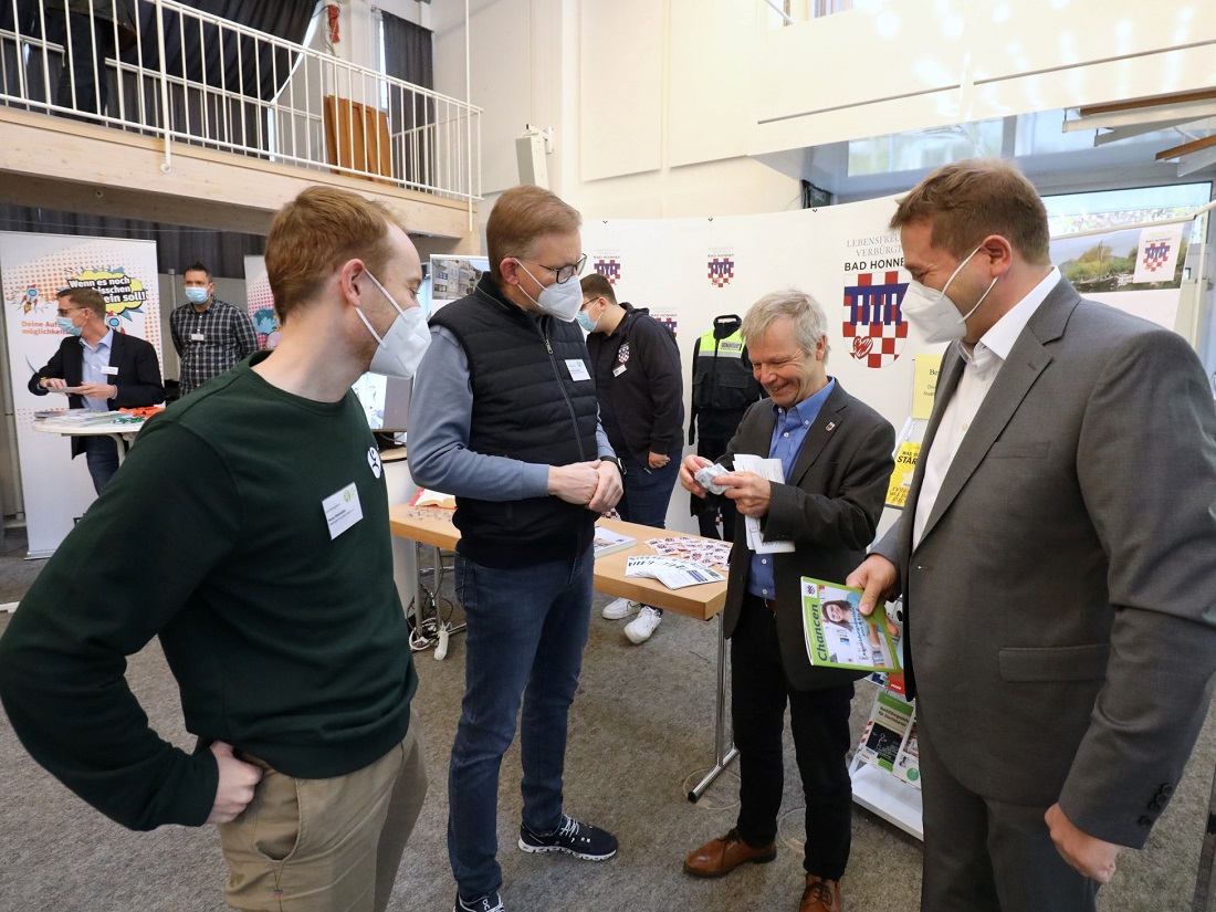 Rundgang ber die Ausbildungsbrse (v.l.) Marius Nisslmller und Marcelo Peerenboom vom Stadtjugendring, Brgermeister Otto Neuhoff, Erster Beigeordneter Holger Heuser (Foto: Ralf Klodt / Quelle: Stadtjugendring)