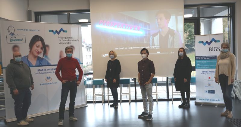 Felix Hof mit dem Team des BiGS und der DRK-Kinderklinik Siegen bei der Videopremiere im BiGS (von links: Stefan Flender, Uwe Mayenschein, Simone Hensel, Felix Hof, Katharina Utsch, Anke Penz. Foto: privat