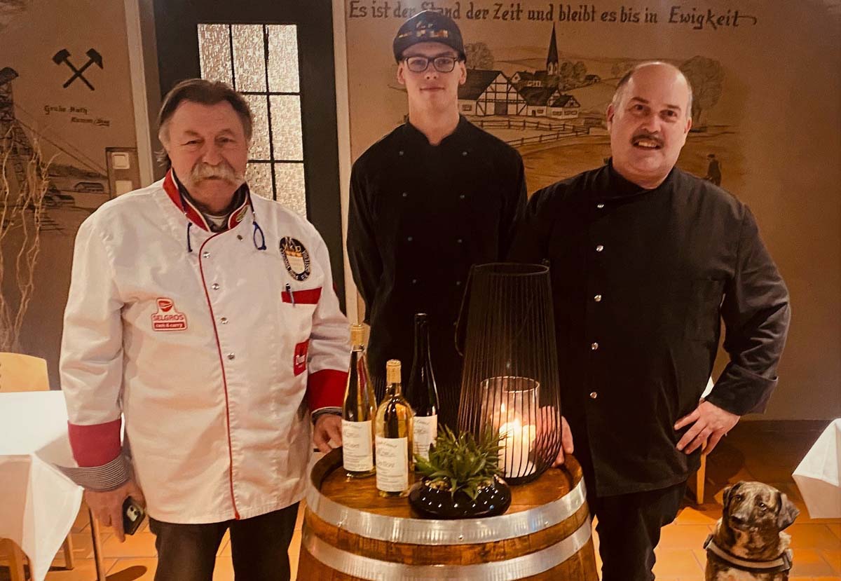 Kurt Mentz, Sascha Mays, Uwe Steiniger und Saschas Kumpel, Klosterhund Pommes, der ihm auch weiterhin die Pfoten drckt (Bild: Kloster Gastronomie)