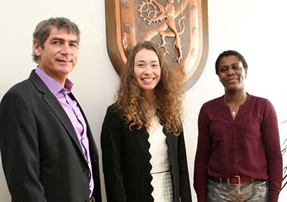 Brgermeister Dietmar Henrich ist stolz auf (von rechts) Emilienne Markus und Lea-Marie Rzel. Foto: Verwaltung