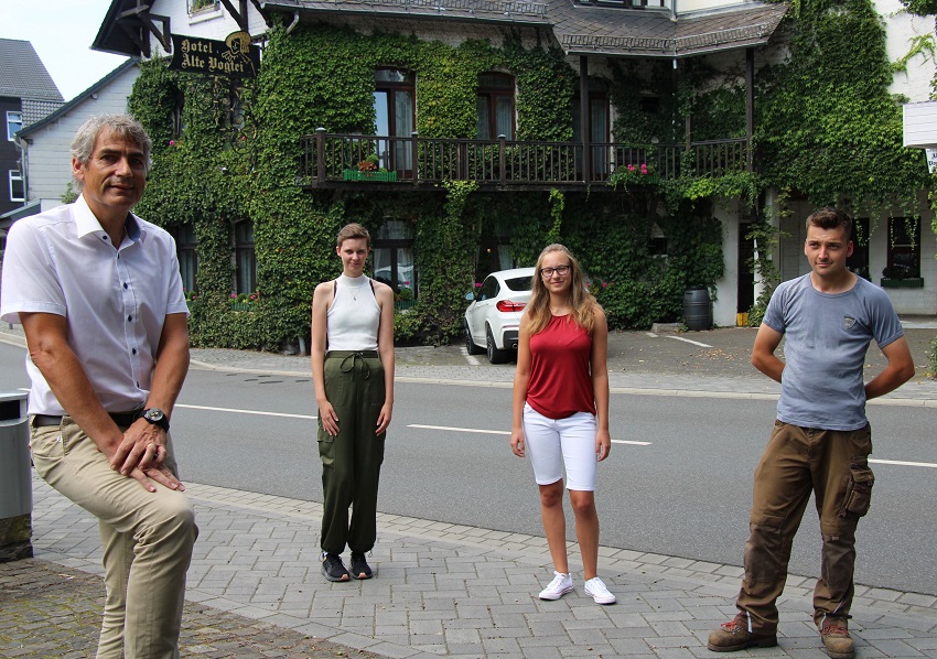 Brgermeister Dietmar Henrich (links) begrte herzlich die neuen Azubis (von links) Michelle Dridiger, Veronika Kaczynski und Marius Menn. (Foto: VG Hamm (Sieg))