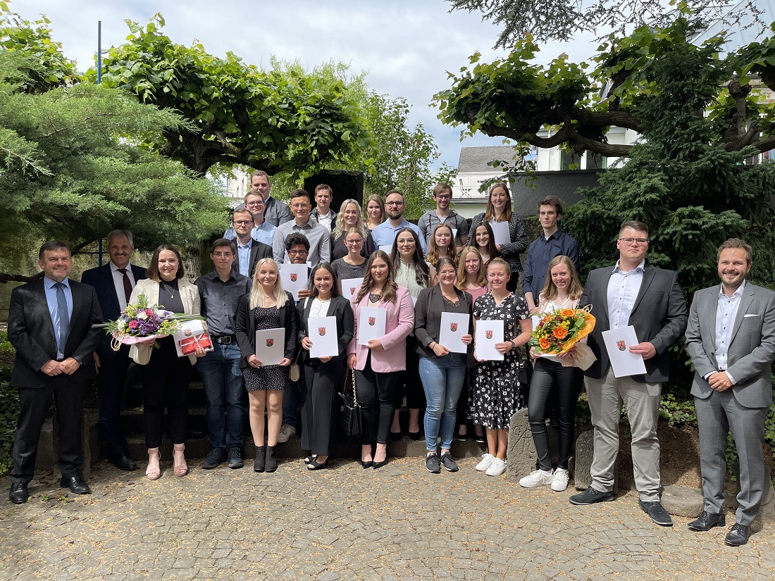 Beste Berufsaussichten: Diese 27 junge Menschen haben ihren Abschluss als Verwaltungsfachangestellte in der Tasche. (Fotos: privat)