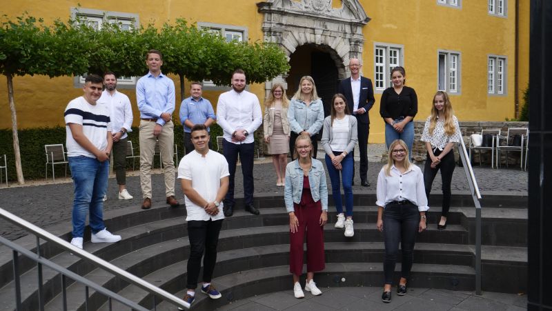 Offizielle Begrung der Azubis mit Peter Rausch, Mitglied des Vorstands und Laura Scheid, Spezialistin Personalmanagement. Foto: privat