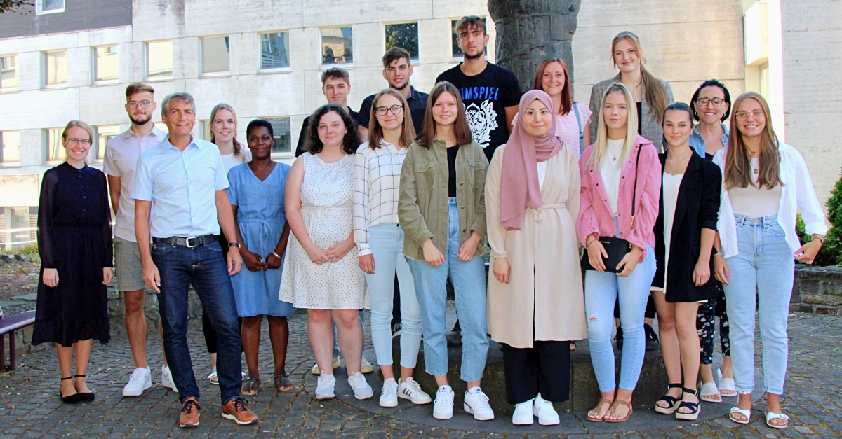 Gruppenbild mit Azubis und frisch gebackenen Verwaltungsfachangestellten: Belinda Boldt und Felix Arndt (von links) haben ihre Ausbildung erfolgreich beendet. ber die 13 derzeitigen Auszubildenden freuen sich Brgermeister Henrich, Laureen Kahn vom Personalrat und Ausbildungsbeauftragte Emilienne Markus (3. bis 5. von links). (Foto: VG Hamm) 