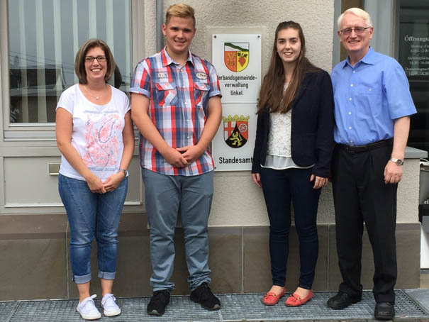 Von links: Personalratsvorsitzende Andrea Pfeiffer, Jahres-Praktikant Bastian Brockhaus, Auszubildende Christine Zimmermann und der Erste Beigeordnete der Verbandsgemeinde Unkel, Dr. Heinz Schmitz. Foto: VG Unkel