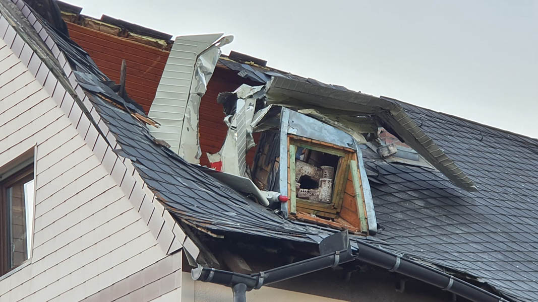 Flugzeug kommt in Stromleitung und strzt in Wohnhaus