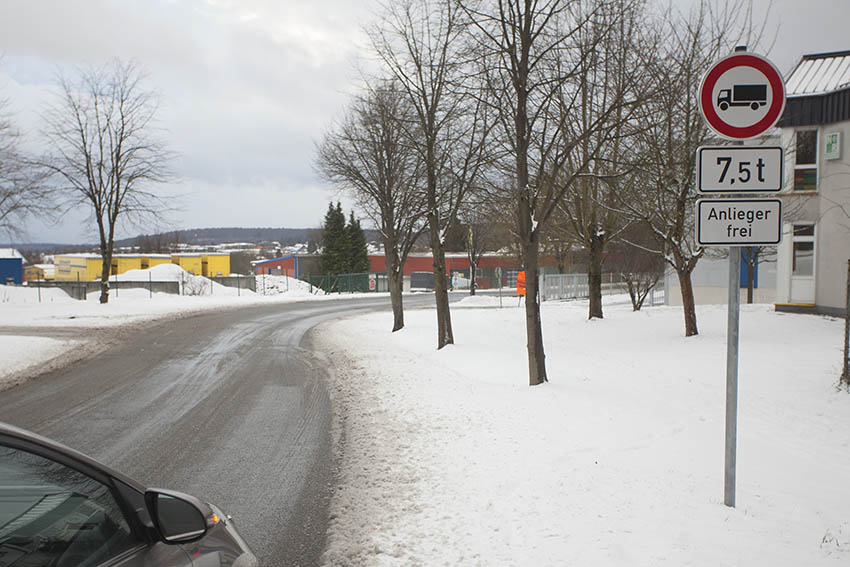 Das Durchfahrtsverbot-Schild wird einfach ignoriert. Fotos: Wolfgang Tischler