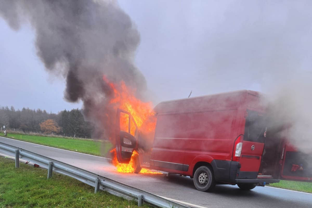 Transporter fngt bei Oberdreis Feuer und brennt aus