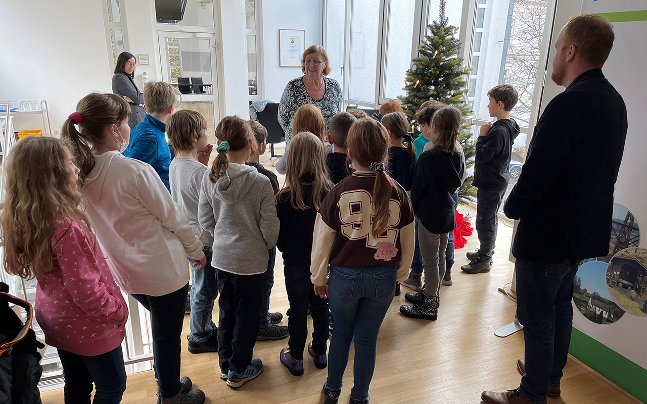 Grundschulkinder schmcken Weihnachtsbaum im Kirchener Rathaus