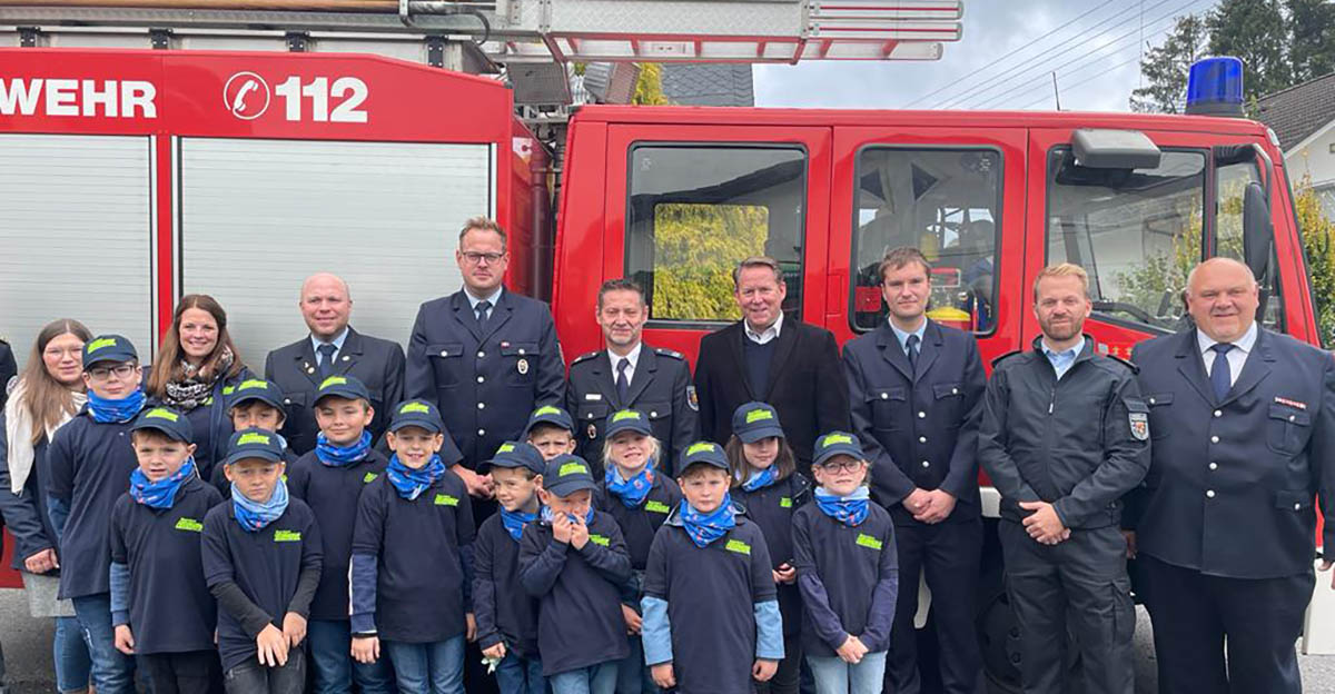 Die Rosenheimer Kameraden sind stolz auf die neue Bambini-Feuerwehr. (Fotos: FF Rosenheim)