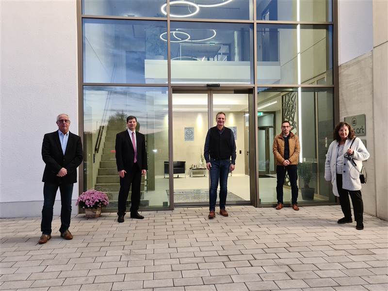 Besuch im neuen Dentallabor in Niederschelderhtte (von links): der Erste VG-Beigeordnete Bernhardt Steiner, Brgermeister Maik Khler, Geschftsfhrer Klaus Peter Zahn, Wirtschaftsfrderer Tim Kraft sowie die Zweite VG-Beigeordnete Renate Otto. (Foto: Wirtschaftsfrderung Verbandsgemeinde Kirchen)