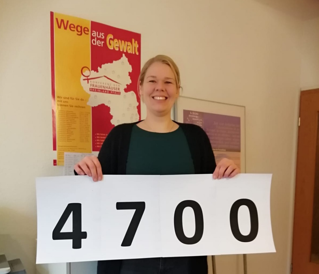 Christina Schumacher freut sich ber 4.700 Euro fr das Frauenhaus in Hachenburg. (Foto: Johannes Rattay)