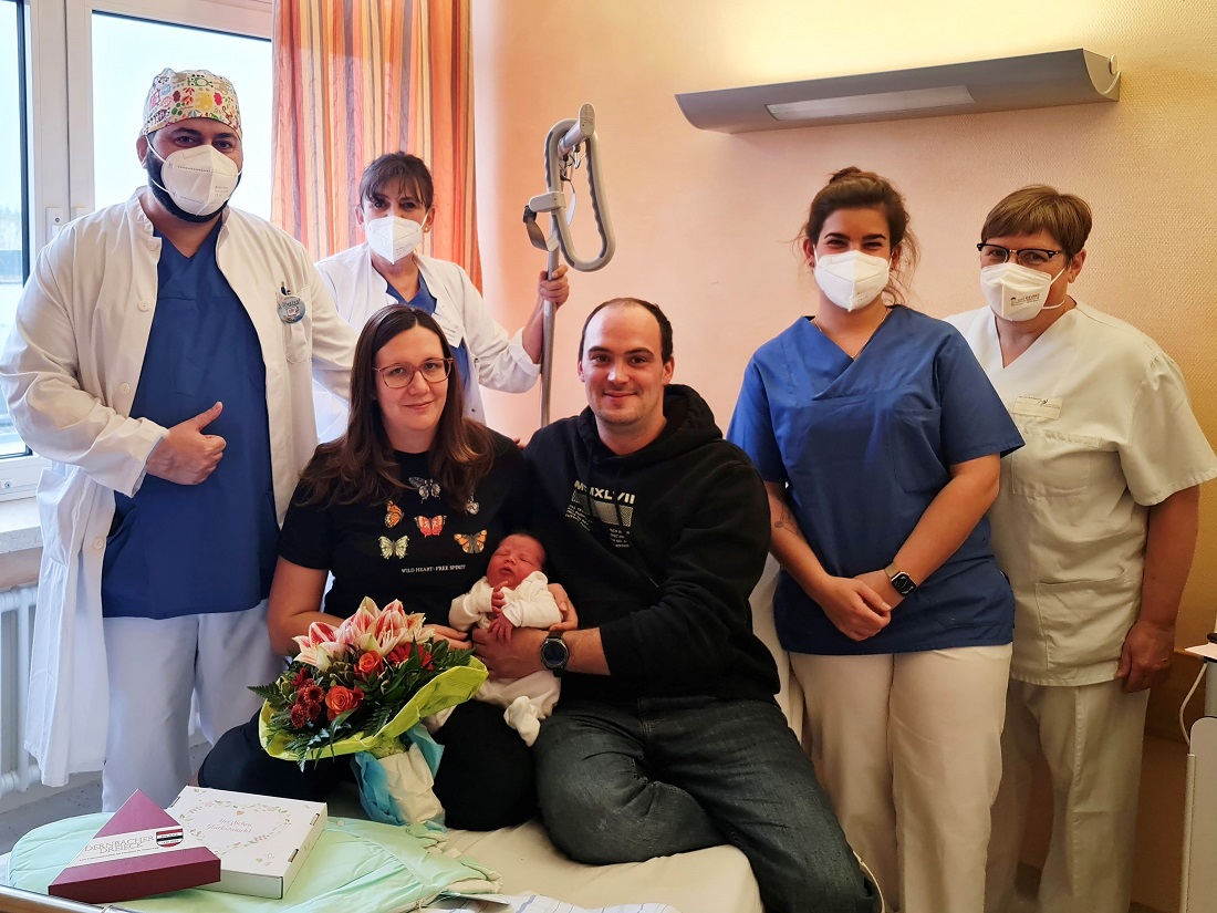 Mit den stolzen Eltern freuen sich v.l. Oberarzt Ahmad Alnazzal, Sektionsleiterin Gabriele Saniewski, Hebamme Eva-Maria Giebel und Kinderkrankenschwester Ruth Gooens.(Fotoquelle: DGKK)