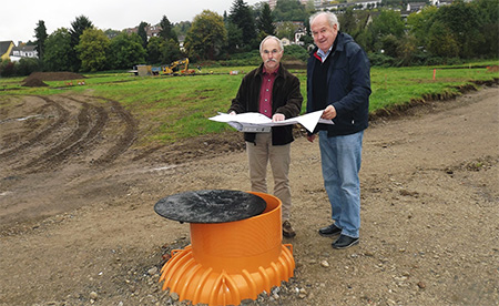 v.l.n.r.:  Siegfried Psch von den Stadtwerken und 1. Beigeordneter Bernhard Wiemer informieren sich ber die Tiefbaumanahmen im Baugebiet Bendorf-Sd III Foto: Stadt Bendorf