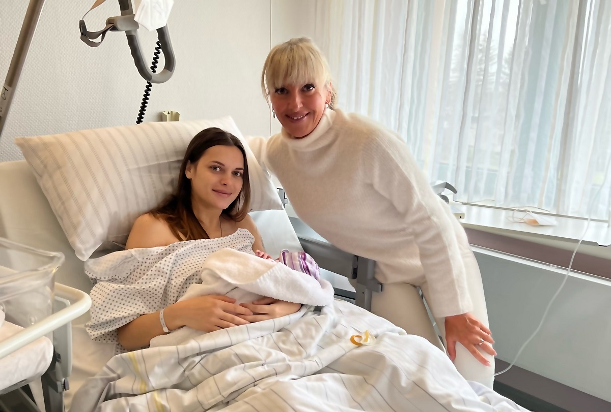 Die frischgebackene Mutter Myroslava Savchenko mit Baby Milana und Dolmetscherin Iryna Marm. (Foto: privat)